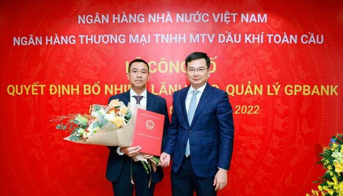Phó Thống đốc NHNN Phạm Thanh Hà trao hoa và quyết định bổ nhiệm cho ông Hồ Hữu Minh - Thành viên HĐTV kiêm Tổng Giám đốc GPBank ngày 9/9/2022. (Ảnh: GPBank).