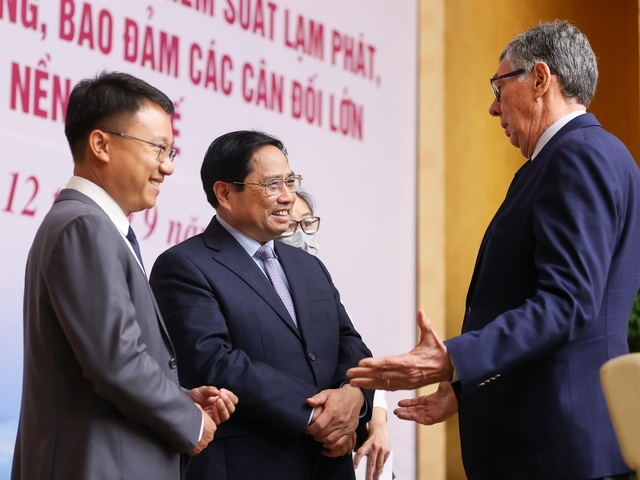 Thủ tướng Phạm Minh Chính trao đổi với các đại biểu tại Hội nghị. Ảnh VGP