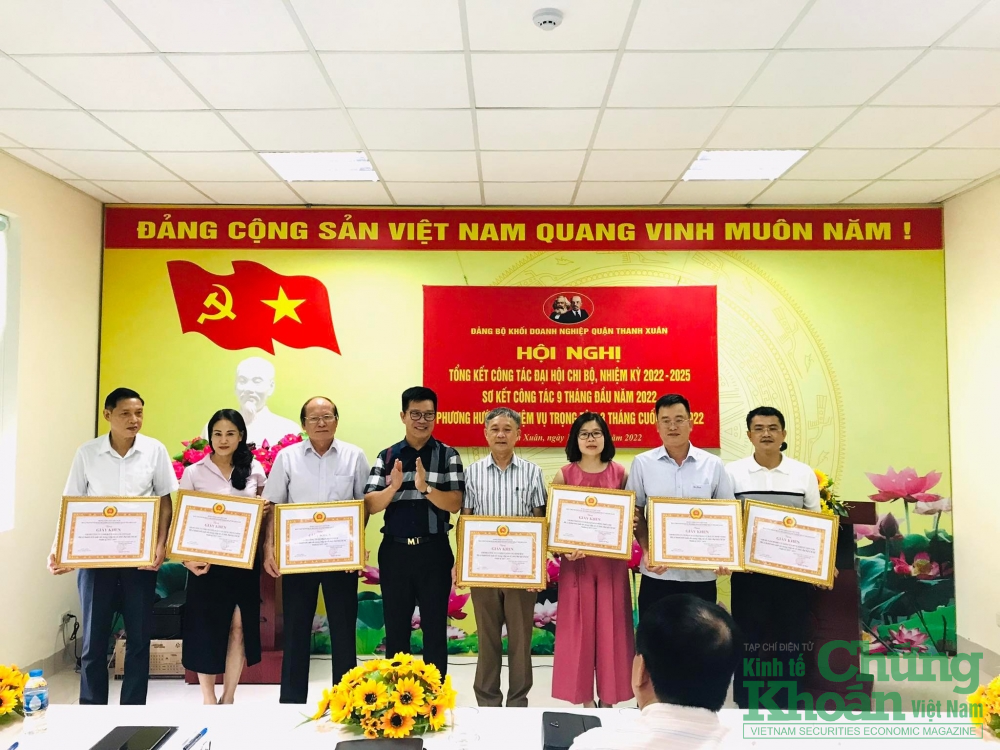 Đồng chí Nguyễn Văn Minh trao bằng khen cho các Chi bộ có thành tích xuất sắc trong công tác tổ chức Đại hội Chi bộ Nhiệm kỳ 2022-2025
