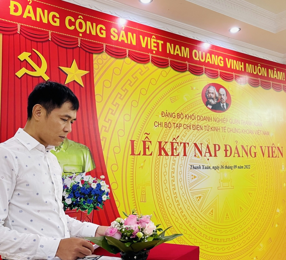 Chi bộ Tạp chí điện tử Kinh tế Chứng khoán Việt Nam tổ chức lễ kết nạp Đảng viên mới