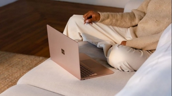 Microsoft Surface Go i5: Laptop văn phòng sang chảnh, mỏng nhẹ với mức giá "dễ chịu"