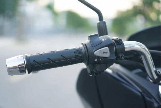 Honda PCX Hybrid giá ngang ngửa xe máy SH Việt: Có nên "rước em về"?