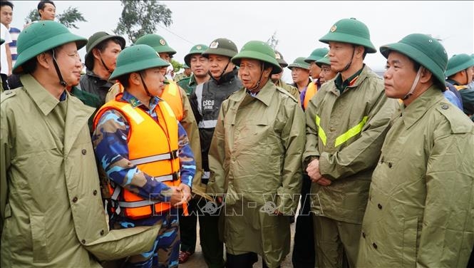 Phó Thủ tướng Chính phủ Lê Văn Thành kiểm tra tình hình thiệt hại và công tác khắc phục hậu quả. Ảnh: TTXVN 