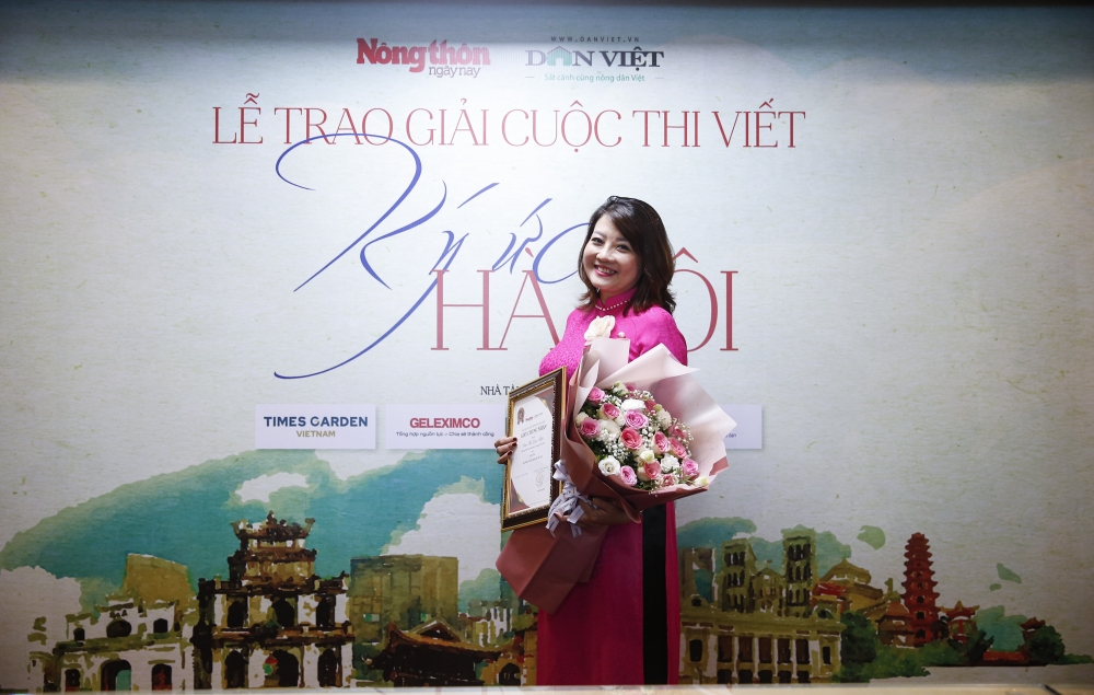 Tác giả Cao Thị Lan Anh (Hà Nội) nhận giải ba của cuộc thi 