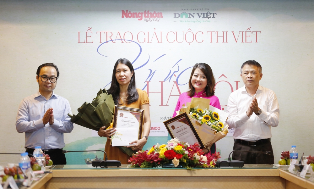 Tác phẩm Hoài niệm thu Hà Nội của tác giả Cao Thị Lan Anh (Hà Nội) và tác phẩm cảm xúc đặc biệt trong lễ thượng cờ ở Quảng trường Ba Đình của tác giả Nguyễn Thị Minh (Bắc Ninh) giành giải Ba.