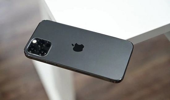 Giá iPhone 13 Pro Max nay chỉ còn 23 triệu: "Ngậm ngùi" về "đoàn tụ" anh em tầm trung