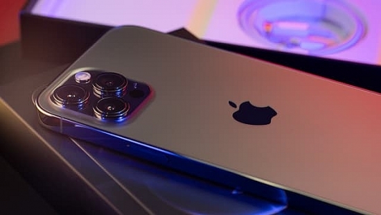 Giá iPhone 12 Pro Max mới nhất giữa tháng 10 lại lập "kỷ lục rẻ": "Hết lòng" chiều các fan