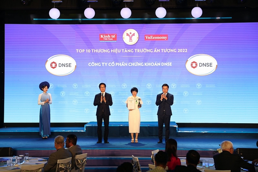Bà Phạm Thị Thanh Hoa, Tổng Giám đốc DNSE nhận giải thưởng Top 10 thương hiệu tăng trưởng ấn tượng 2022.