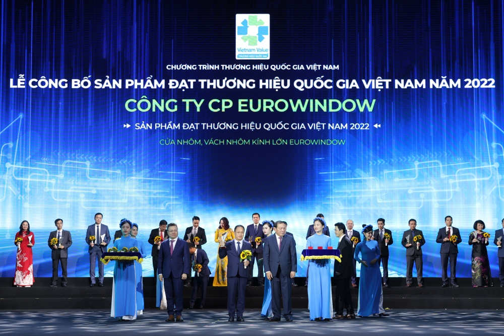 Ông Nguyễn Cảnh Hồng – Tổng giám đốc Eurowindow nhận biểu trưng Thương hiệu Quốc gia Việt Nam tại lễ công bố