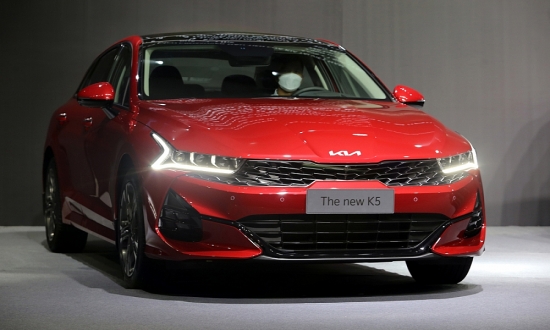 Giá lăn bánh ô tô Kia K5 “rẻ giật mình”, Toyota Camry cảm nhận sức ép khổng lồ