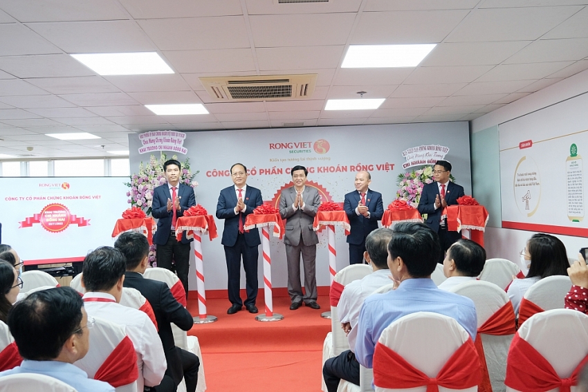 Ông Lê Nhị Năng - Vụ trưởng, Trưởng đại diện Văn phòng UBCKNN và Ban Lãnh đạo Chứng khoán Rồng Việt cắt băng khai trương Chi nhánh Đồng Nai sáng ngày 3/11/2022