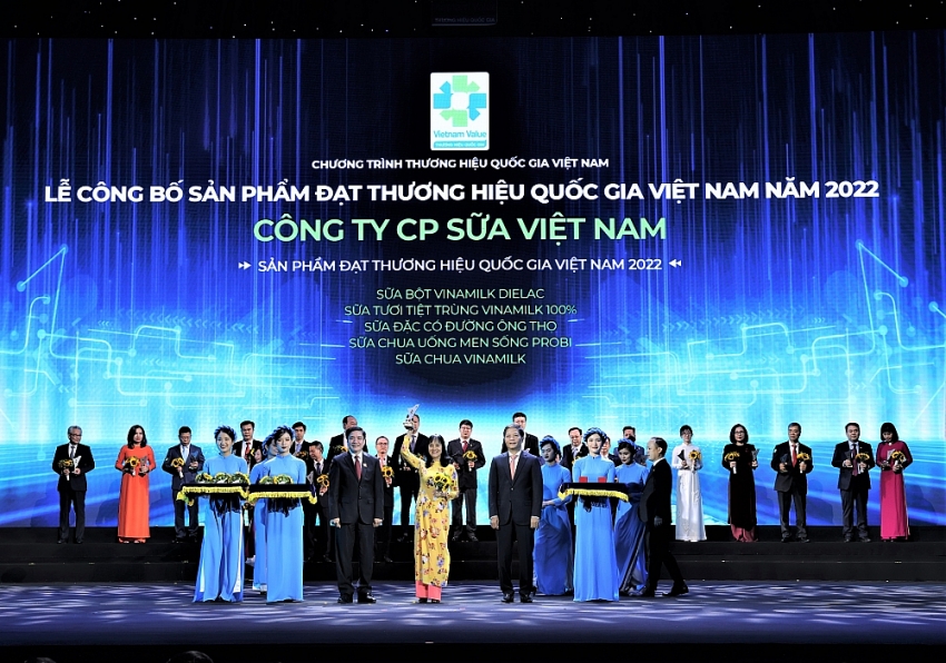 Bà Nguyễn Thị Minh Tâm (áo vàng) – Giám đốc chi nhánh Vinamilk Hà Nội nhận biểu trưng Thương hiệu Quốc gia năm 2022