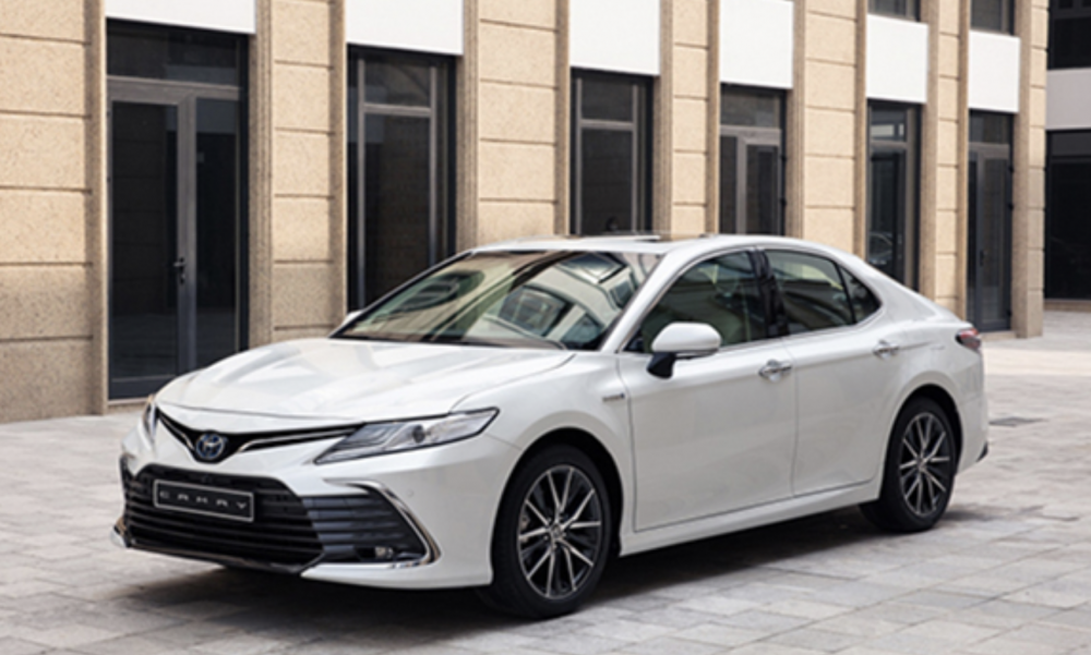 Giá xe Toyota Camry giữa tháng 11/2022: Tự tin đối đầu với Mazda6 và Honda Accord