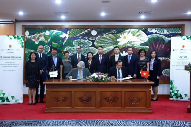 Lễ ký kết Biên bản ghi nhớ giữa Ủy ban Chứng khoán Nhà nước và Công ty tài chính quốc tế IFC nhằm thúc đẩy tài chính xanh
