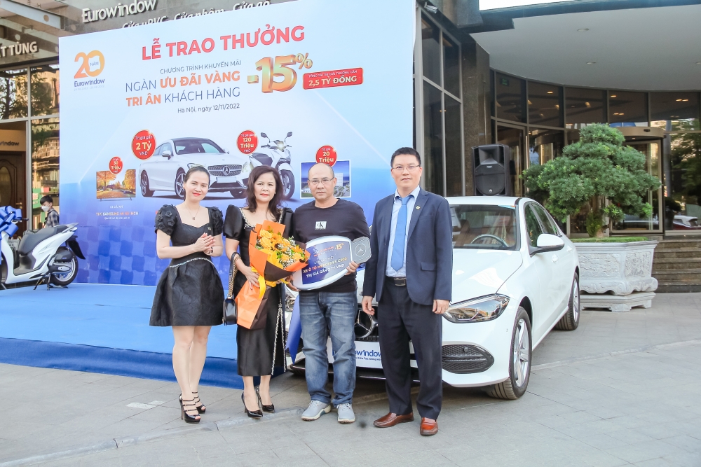 Đại diện Eurowindow trao giải thưởng Ô tô Mercedes C200 cho Khách hàng Nguyễn Văn Tùng (tại Pleiku, Gia Lai) 