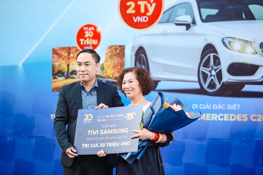 Đại diện Eurowindow trao giải Nhì –Tivi Samsung 4K 65inch cho khách hàng Ngô Thị Diễn (Hà Nội)