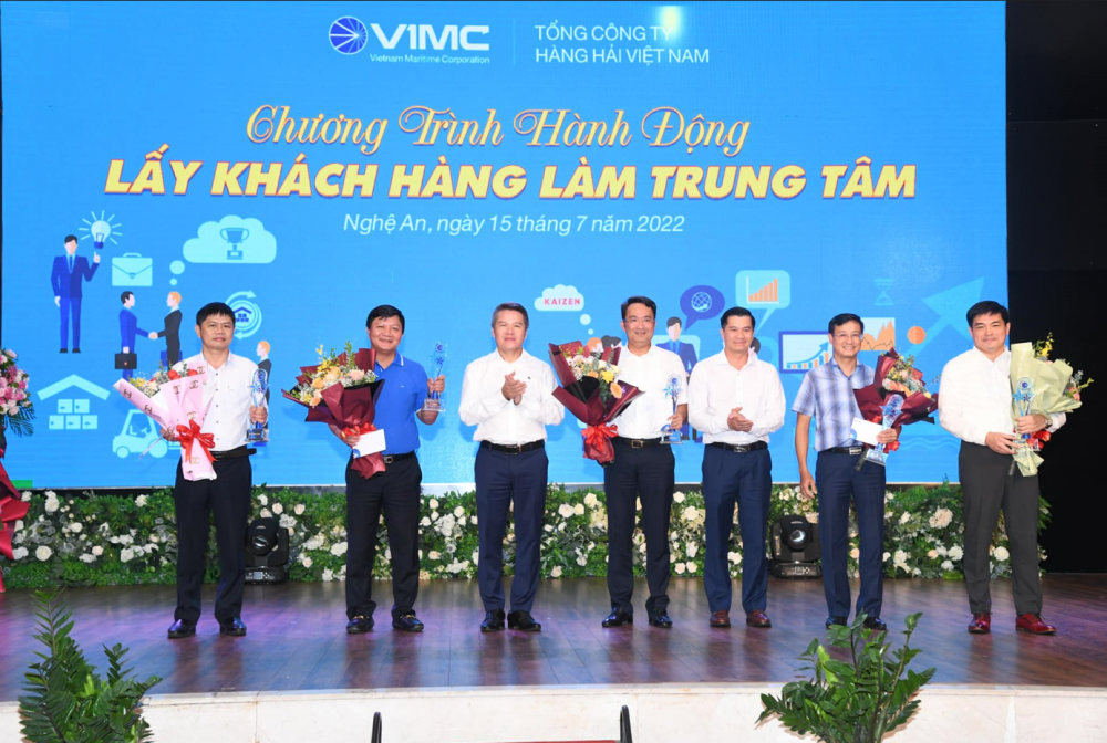 Ông Trần Lê Tuấn – Tổng Giám đốc CDN (thứ nhất từ trái sang) nhận Kỷ niệm chương  do Tổng Công ty Hàng hải trao tặng