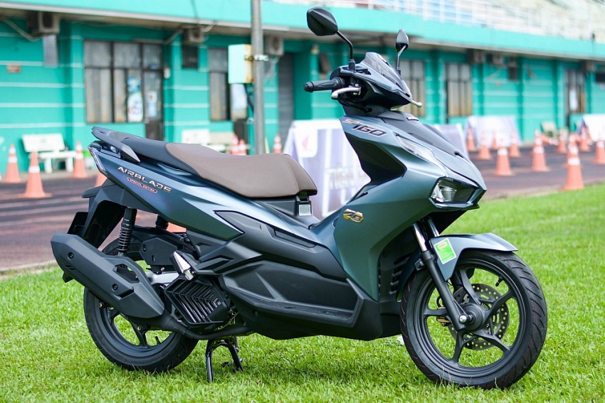 Trong tầm giá 50 triệu đồng, nên mua xe máy tay ga Honda hay Yamaha?