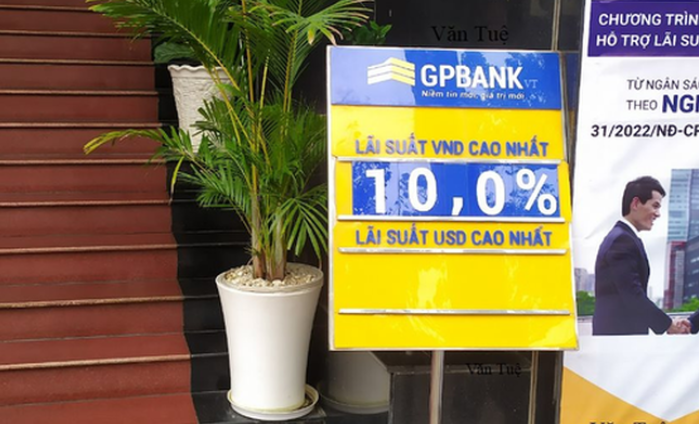 Một số ngân hàng như GPBank và VPBank thông báo điều chỉnh lãi suất lên đến 10%/năm tại kỳ hạn dài và mức tiền gửi tiết kiệm lớn.