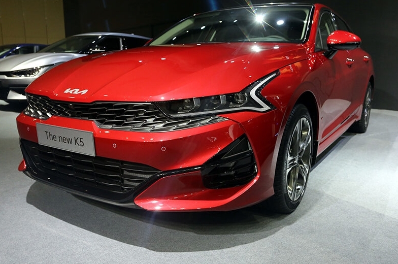 Bảng giá ô tô Kia K5 mới nhất ngày 25/11/2022: “Cân đẹp” Toyota Camry
