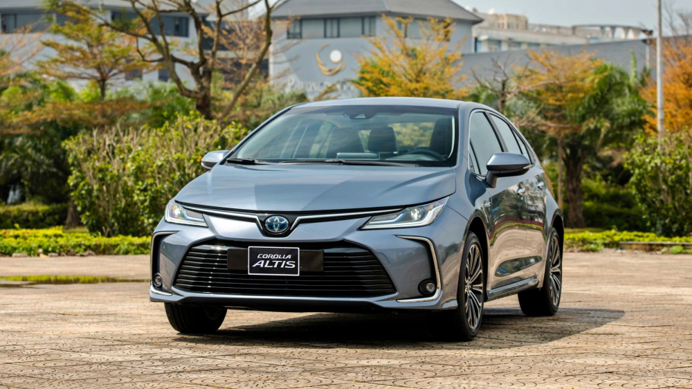 Bảng giá xe Toyota Corolla Altis ngày 26/11: Có gì để "vượt mặt" Honda Civic?