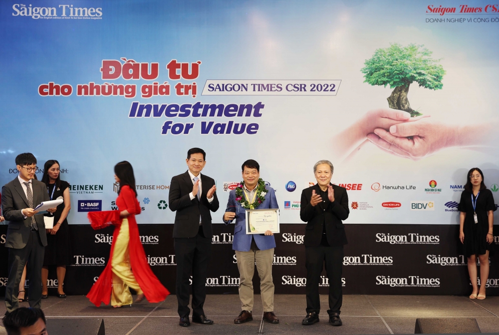 Ông Tống Xuân Phong - Chủ tịch Công đoàn đại diện PVFCCo nhận chứng nhận Doanh nghiệp vì cộng đồng