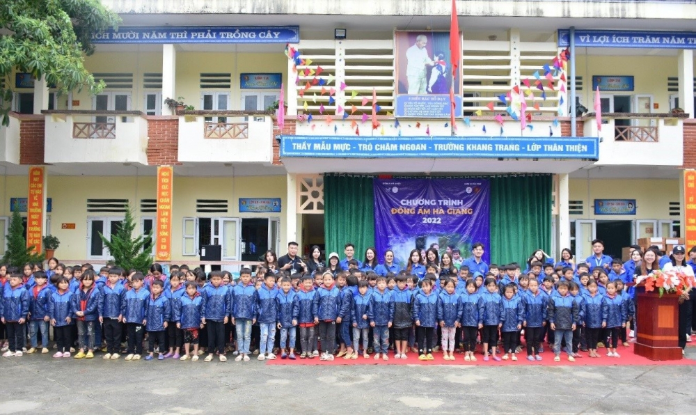 Ban tổ chức chương trình chụp ảnh lưu niệm cùng các em học sinh tại điểm trường xã Thượng Tân.