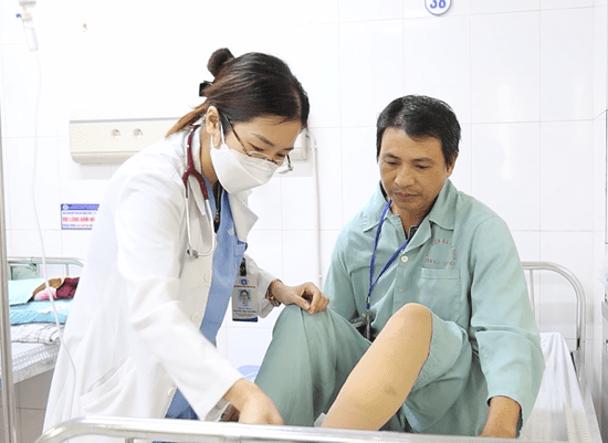 Người bệnh từ Nghệ An đến BVĐK Phú Thọ điều trị suy giãn tĩnh mạch chi dưới
