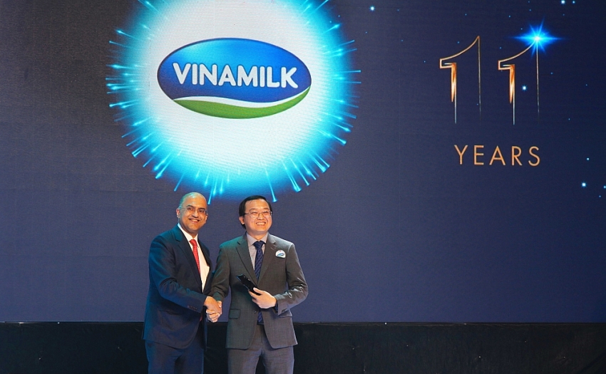 Ông Murli Maiya, Giám đốc Điều hành khối dịch vụ tài chính khu vực Châu Á – Thái Bình Dương của J.P. Morgan chúc mừng Vinamilk với kết quả nổi bật 11 năm liền trong Top 50