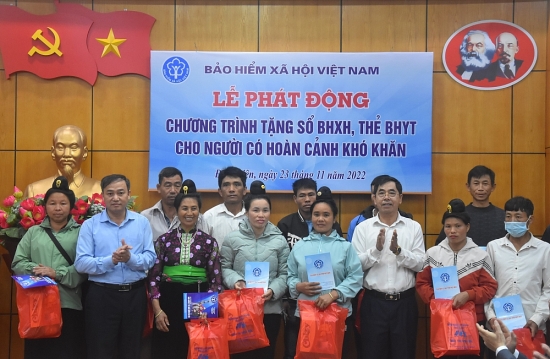 “Chương trình tặng sổ BHXH, thẻ BHYT  cho người dân có hoàn cảnh khó khăn” của BHXH Việt Nam