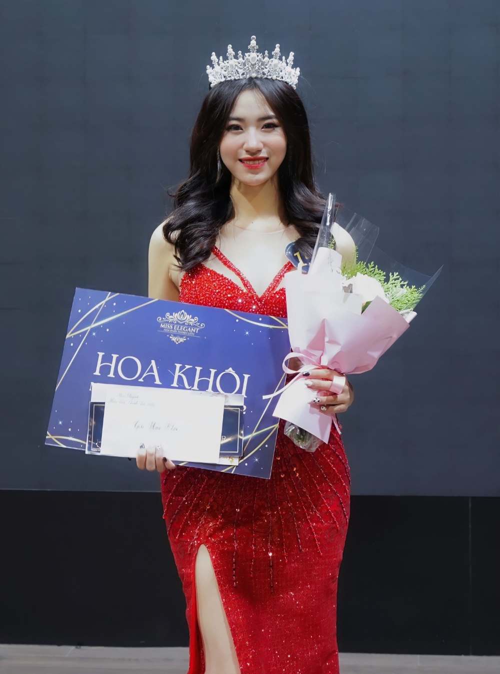 Sinh viên Trần Thị Trà Giang, lớp 2205VTTB, khoa Quản lý xã hội – Tân Hoa khôi tại Miss Elegant 2022.