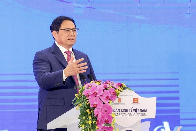 Thủ tướng Chính phủ phát biểu tại phiên toàn thể Diễn đàn kinh tế Việt Nam. (Ảnh: VGP)