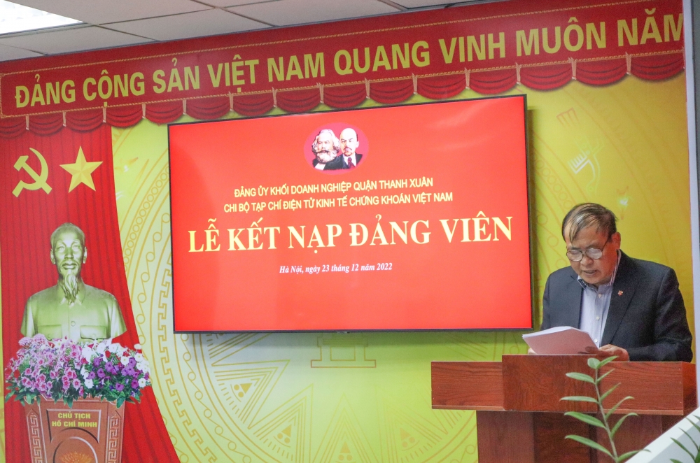 Chi bộ Tạp chí điện tử Kinh tế Chứng khoán Việt Nam tổ chức lễ kết nạp Đảng viên mới