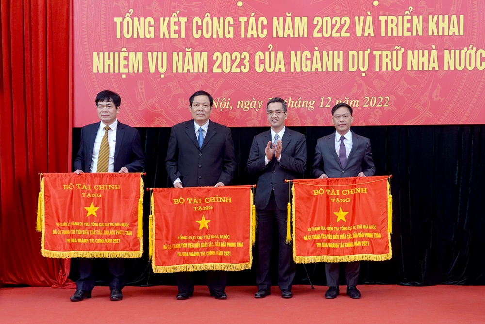 Thứ trưởng Bộ Tài chính Võ Thành Hưng trao tặng Cờ thi đua của Bộ Tài chính cho các tập thể thuộc Tổng cục DTNN