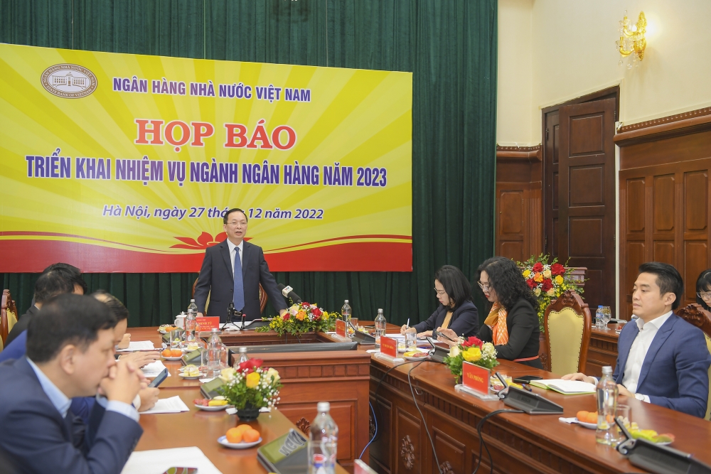 Phó Thống đốc Thường trực Ngân hàng Nhà nước Đào Minh Tú thông tin tại họp báo.