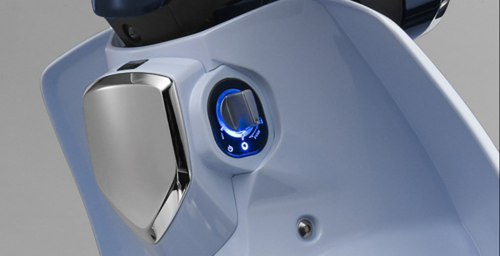Huyền thoại xe máy số "tái sinh" với thiết kế cổ điện: Giá bán thách thức loạt đối thủ cao cấp