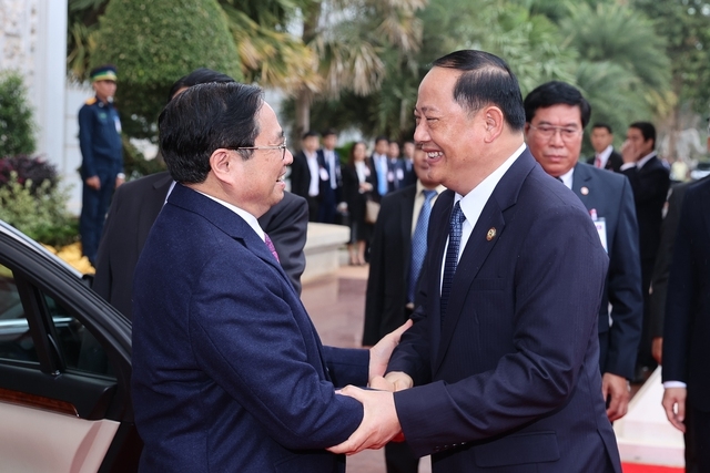 Hai Thủ tướng bắt tay, ôm hôn nồng ấm, thắm tình anh em - Ảnh: VGP