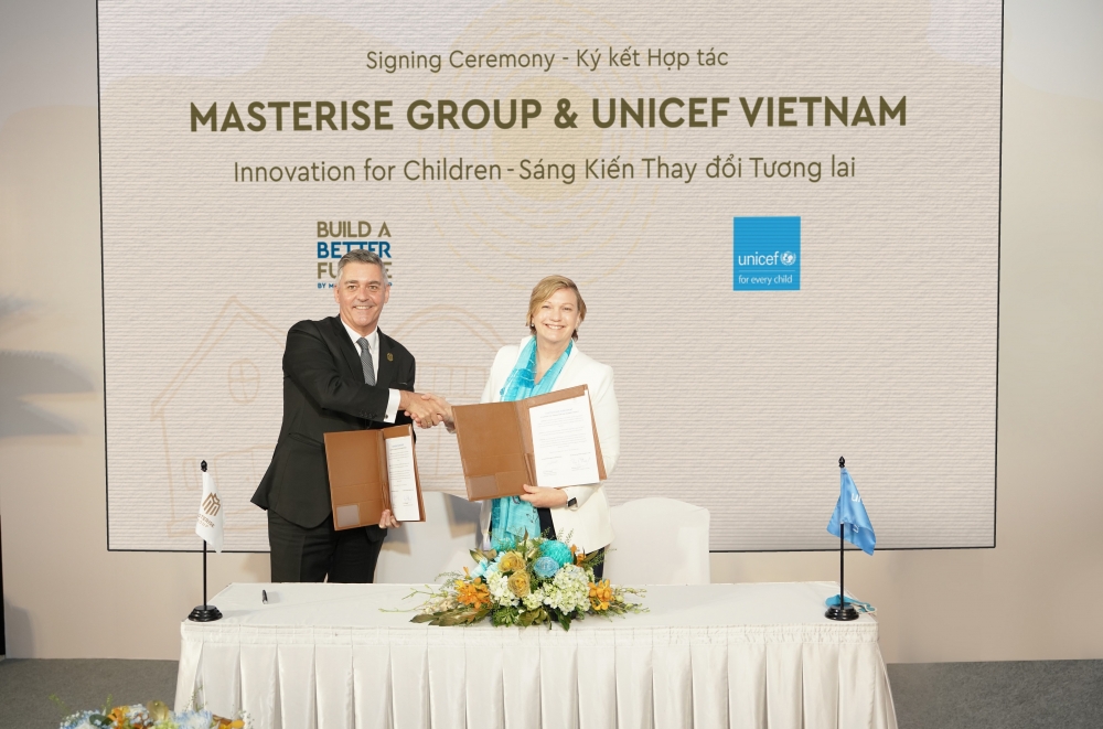Ông Jason Turnbull, Phó TGĐ Masterise Homes (trái) và bà Rana Flowers, Trưởng đại diện UNICEF tại Việt Nam ký kết hợp tác chiến lược trong khuôn khổ chương trình “Build a Better Future”.