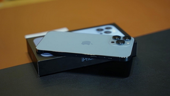 iPhone 13 Pro chính thức làm "rộn ràng" lòng fan: Giá cực "đằm thắm", cầm cực đằm tay