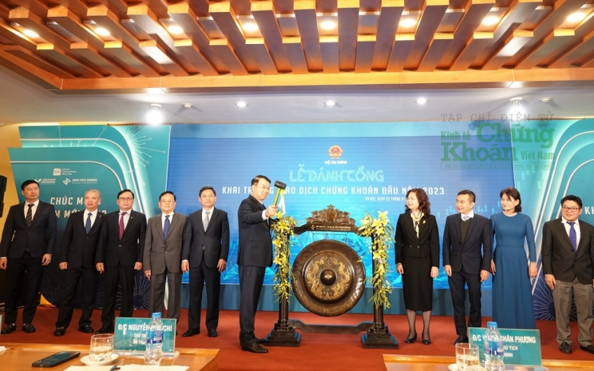Ngày 3/1/2023, ông Nguyễn Thanh Kỳ - Chủ tịch VASB cùng lãnh đạo Bộ Tài chính, UBCKNN, Sở GDCK Hà Nội... đánh cồng khai trương giao dịch chứng khoán đầu năm 2023
