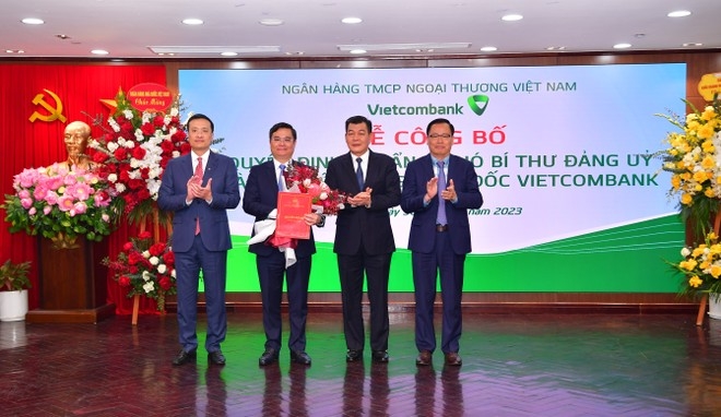 Ông Nguyễn Thanh Tùng (thứ hai từ trái qua) được bổ nhiệm Tổng Giám đốc Vietcombank