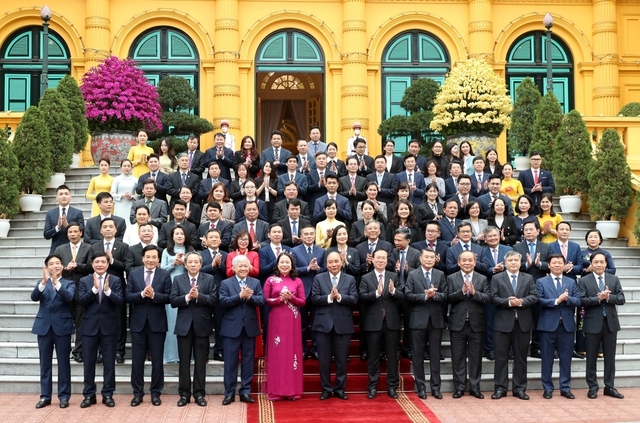 Thường trực Ban Bí thư Võ Văn Thưởng và nguyên Chủ tịch nước Nguyễn Xuân Phúc chụp ảnh chung cùng các đại biểu dự buổi lễ - Ảnh VGP