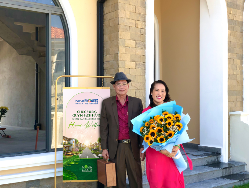 Gia đình nhà đầu tư Hồ Văn Trữ - Nguyễn Thị Nguyện nhận bàn giao Biệt thự đồi tại phân kỳ The Tropicana.