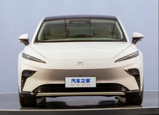 “Lính mới” ô tô điện Rising Auto F7 mở bán với giá cực rẻ: Thiết kế độc lạ, nhiều trang bị “khủng”