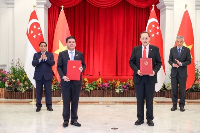 Bản ghi nhớ giữa hai Bộ Công Thương về kế hoạch hợp tác kinh tế và thương mại được ký kết bởi Bộ trưởng Bộ Công Thương Nguyễn Hồng Diên và Bộ trưởng thứ hai Bộ Công Thương kiêm Bộ trưởng Bộ Lao động Singapore Tan See Leng - Ảnh: VGP