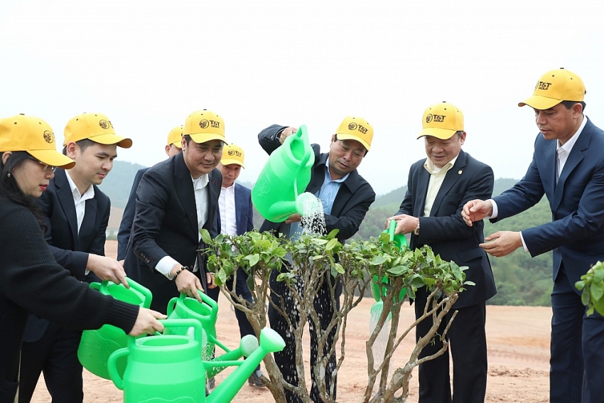 Ông Bùi Văn Quang, Phó Bí thư Tỉnh ủy, Chủ tịch UBND tỉnh Phú Thọ và ông Đỗ Quang Hiển, Chủ tịch Ủy ban Chiến lược Tập đoàn T&T Group cùng các đại biểu tham gia trồng cây tại dự án