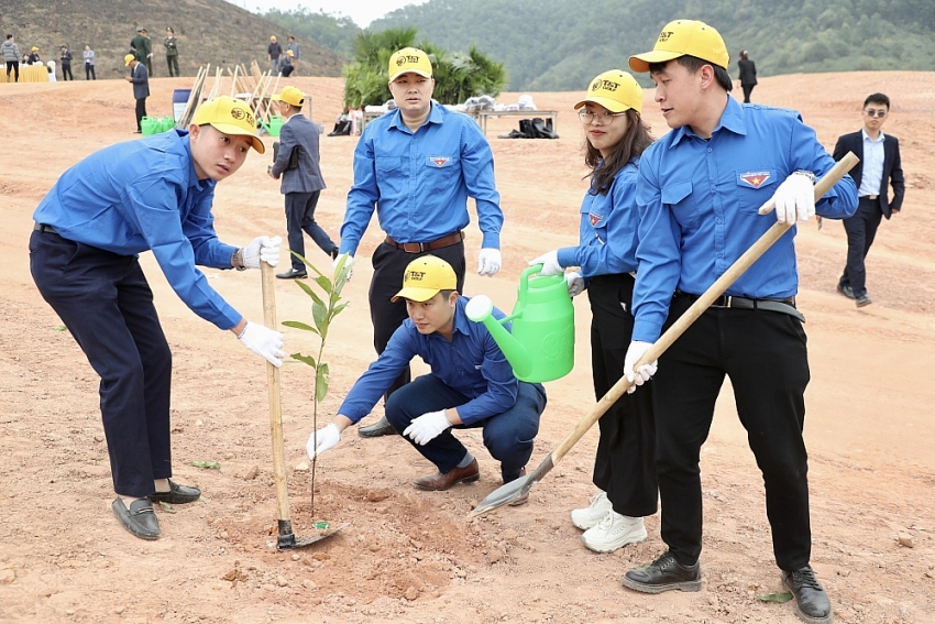 Lễ phát động trồng cây tại sân golf Văn Lang Empire nhận được sự hưởng ứng của đông đảo các tổ chức, đoàn thể và nhân dân địa phương