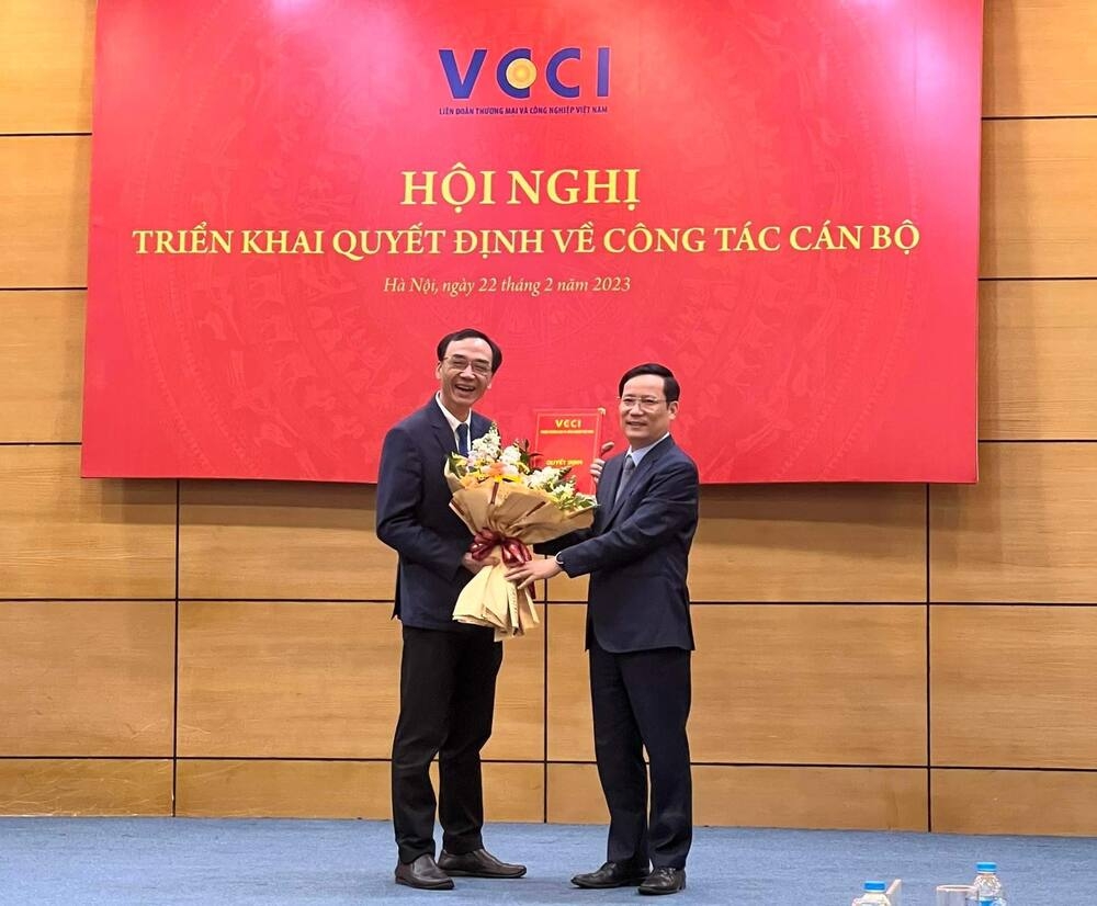 Nhà báo Nguyễn Linh Anh (cầm hoa) nhận quyết định giữ chức Phó tổng biên tập phụ trách Tạp chí Diễn đàn Doanh nghiệp.