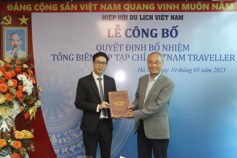 ông Vũ Thế Bình - Chủ tịch Hiệp hội Du lịch Việt Nam trao quyết định cho tân Tổng biên tập