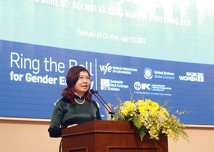 Bà Vũ Thị Chân Phương - Chủ tịch Ủy ban Chứng khoán Nhà nước phát biểu tại sự kiện